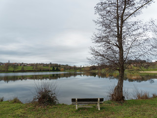 Fototapeta premium Au coeur des Combrailles dans le Puy-de-Dôme. Le village de Servant, son petit lac, ses espaces loisirs, son camping, tables pique-nique et bancs au bord de l'eau