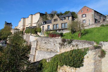 Obraz premium houses and surrounding wall in chinon (france) 