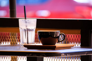 Cafe en taza color cafe co vaso vacio