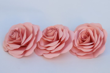 折り紙で作ったピンクのバラの花