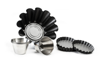 Moldes para tortas y bizcochos y flanes de acero inoxidable teflón sobre fondo blanco aislado. Vista de frente superior. copy space