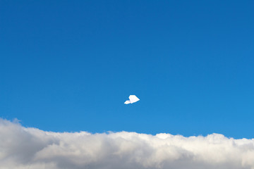 大空を飛ぶ紙飛行機