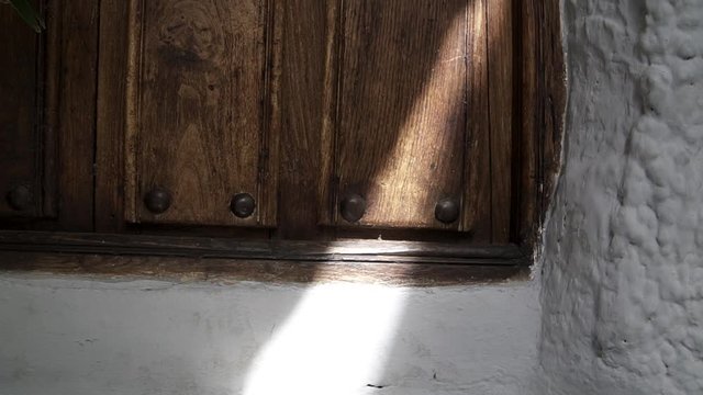 Rayo de luz sobre puerta de madera antigua HD