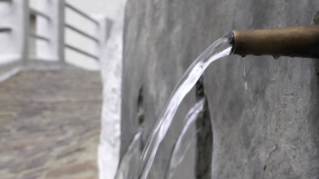 Fuente de agua de ca&ntilde;o t&iacute;pica de pueblo HD