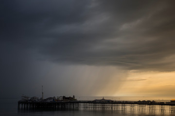 Obraz premium Brighton pier with a storm and rain heading in