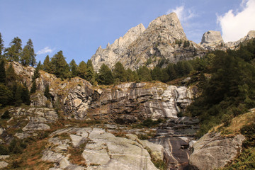 Fototapeta na wymiar Alpine Landschaft unterhalb des Monte Sione (Bernina-Alpen)