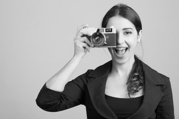 giovane fotografa , usa la sua reflex - isolata su sfondo neutro