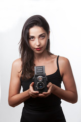 giovane fotografa , usa la sua reflex - isolata su sfondo neutro