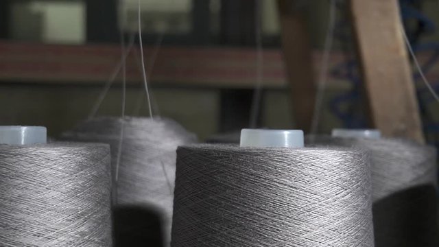 Bobinas de hilo de lana, algod&oacute;n o poli&eacute;ster gris HD