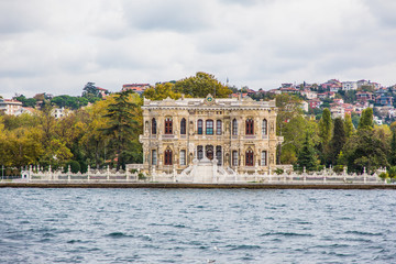 Fototapeta premium Tourist ship sails on the Golden Horn, Istanbul, Turkey. Scenic sunny panorama of Istanbul city in summer. Beautiful waterfront of Istanbul at sunset. Concept of traveling and vacation in Istanbul.