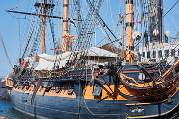 Obraz premium Pirate boat parked in city port