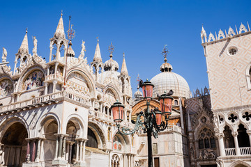Fototapeta na wymiar ancient Cathedral Basilica of Saint Mark in Venice, Italy