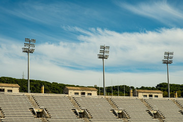 Gradas de estadio de futbol con cielo y nubes. Barcelona, España.  © Federico