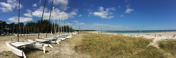petits bateaux sur la plage à l'île Tudy en Bretagne Finistère	