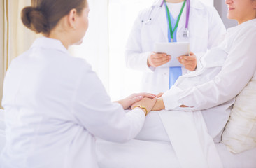 doctor explaining diagnosis to her female patient