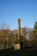 Das Jaczo-Denkmal in Schildhorn bei Sonnenschein