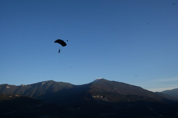 Fototapeta na wymiar paragliding in mountains