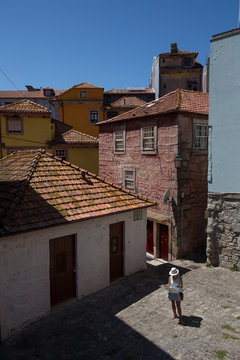 Turista lee el mapa