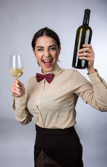 cameriera un pò matta si ubriaca con il vino 