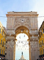 Fototapeta na wymiar Arco trionfale di Rua Augusta, un maestoso arco che si apre verso l'interno del quartiere Baixa nella città di Lisbona, in Portogallo, che collega la grande Piazza del Commercio a Rua Augusta