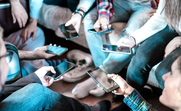 Friends having addicted fun using mobile smart phone at home - Close up of people hands sharing photos on social media network with smartphone - Technology concept with milenials online with cellphone