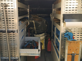 interno di un furgone allestito per lavoro di idraulico ed emergenze