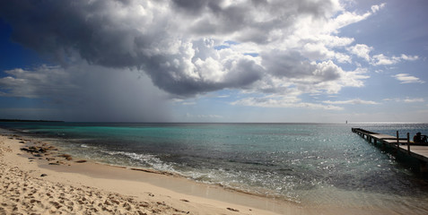 Ponton sur turquoise lagon de république dominicaine