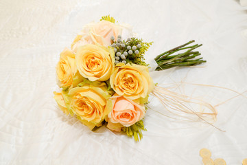 Elegante ramo de rosas de color amarillo 