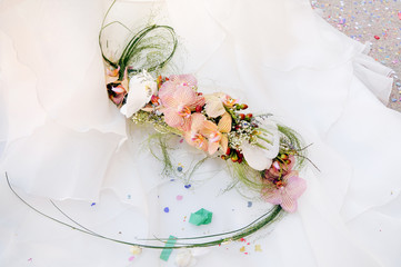 Colorido ramo de orquídeas sobre el vestido de una novia