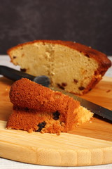 Cake with raisins
