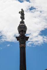 Estatua de Critobal Colón se impone sobre en cielo de barcelona