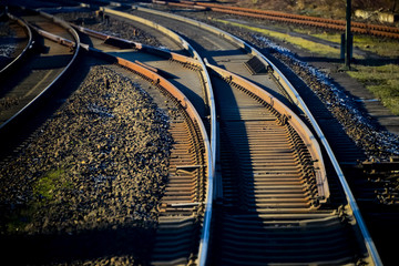 Weiche Eisenbahn Kurve Gleis Deustschland Bahnstrecke Schienen Schwellen Schotter Licht Schatten...
