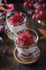  Healthy autumn dessert: greek yogurt and red grapes