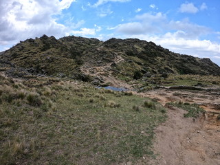Arroyo a mitad de los cerros 