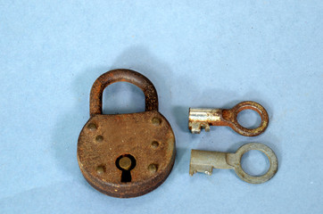 Elder padlock with lever tumblers. The shape of the comb of the keys makes the difference. Both keys vcan be inserted in the lock, but only one will open it.