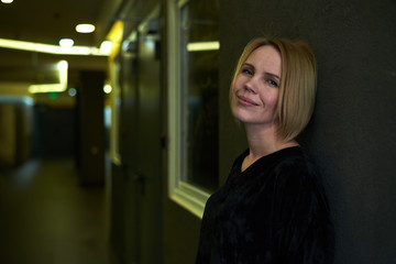 Obraz premium Woman is smiling on a dark background.