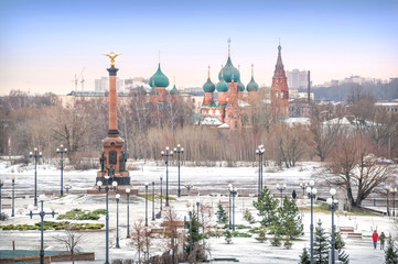 Памятник и комплекс храмов View of the 1000 Years Monument to Yaroslavl and the Temple complex