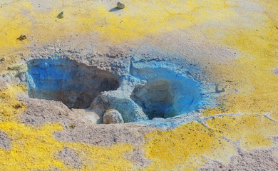 Schwefelfumarolen mit Schwefelkristallen auf dem Stefanos-Krater Nisyros Griechenland