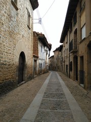 calles vacías en el pueblo