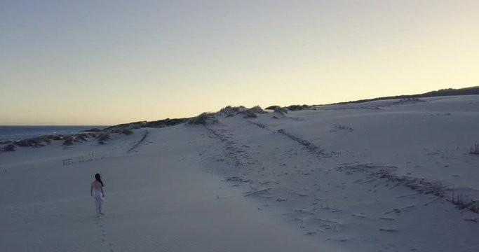 Mujer caminando por las dunas de la playa - Drone HD