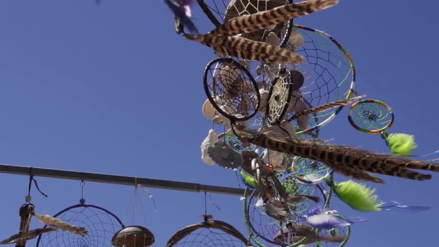 Atrapasue&ntilde;os decorativo con plumas