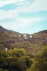 Fototapeta na wymiar Cachoeira do paredão rochoso que cerca cidade de Tiradentes em Minas Gerais