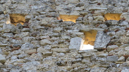 Rovine di torre medievale in Umbria