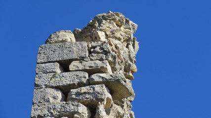 Rovine di torre medievale in Umbria