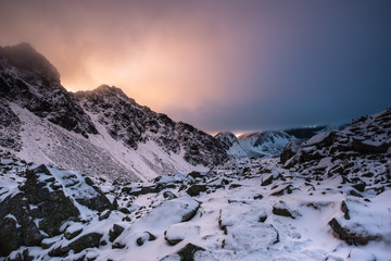 Panorama na góry o zachodzie słońca. Tatry. Polska. Szpiglasowa Przełęcz. 