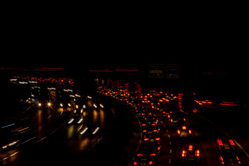 Autobahn im Dunkeln, Scheinwerfer und Lichter , Bewegungsunschärfe