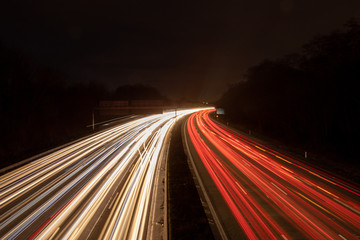 Autobahn im Dunkeln, Scheinwerfer und Lichter , Bewegungsunschärfe
