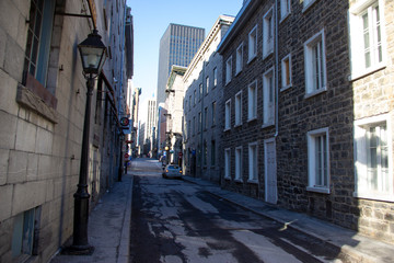 Fototapeta na wymiar Narrow Old Montreal street