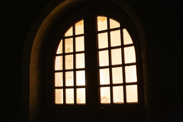 Erleuchtetes Rundbogen Fenster bei Nacht