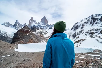 Crédence de cuisine en verre imprimé Fitz Roy A hiker woman with a blue jacket on the base of Fitz Roy Mountain in Patagonia, Argentina